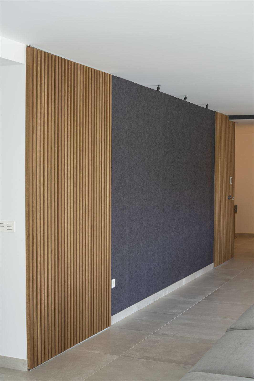 Pared revestida con listones de madera a medida