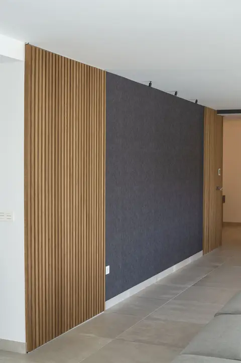 Pared revestida con listones de madera a medida