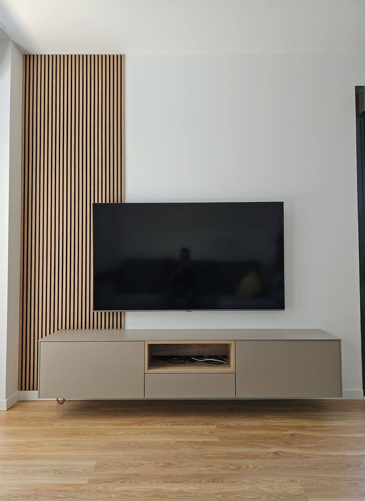 Mueble de salón con módulo de TV a medida en madera