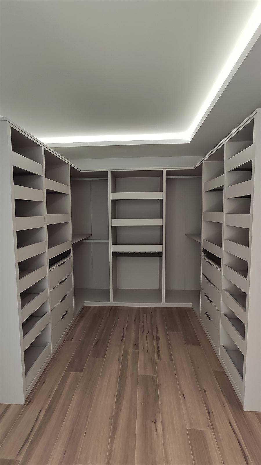 Vestidor abierto a medida con baldas y cajones