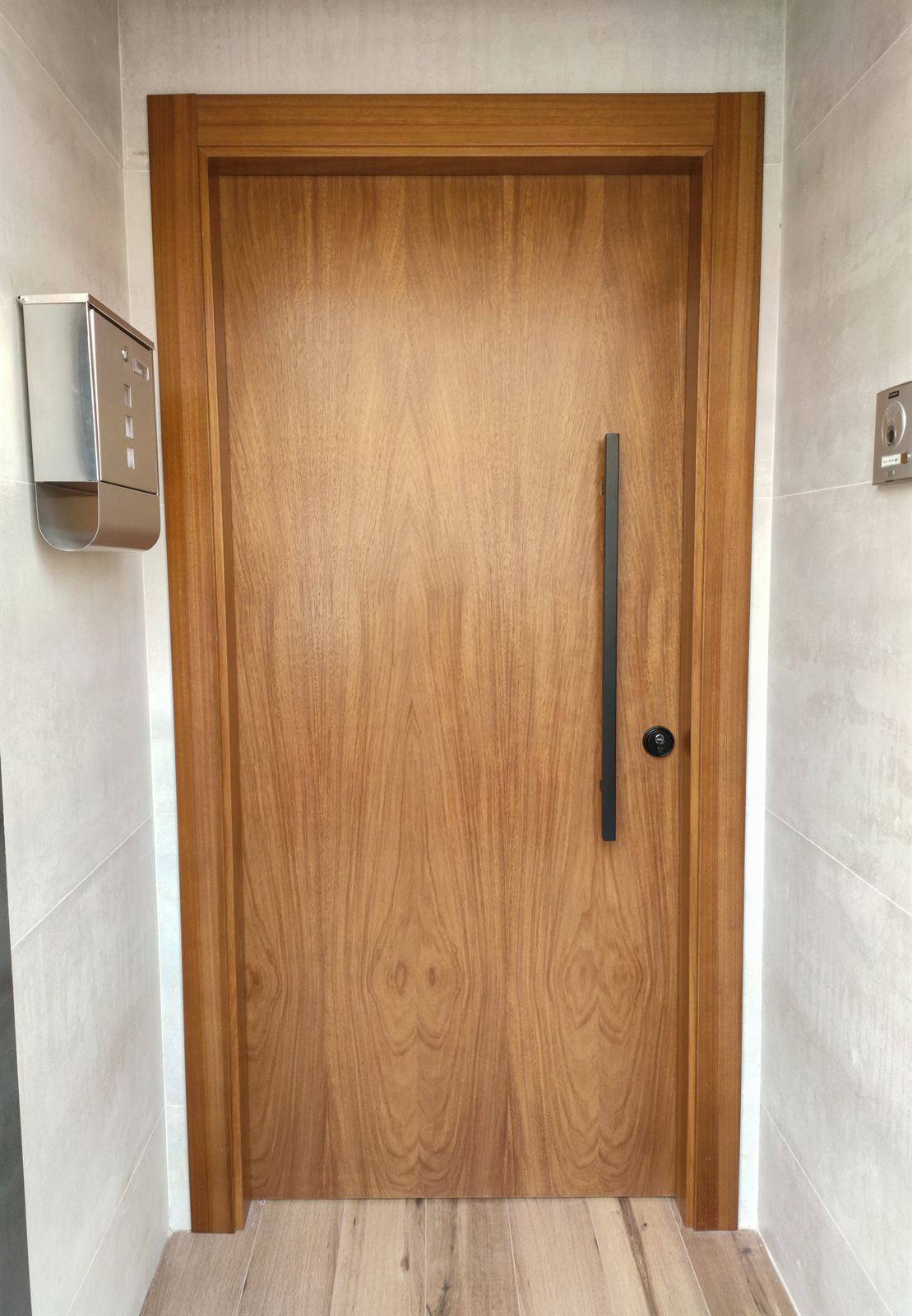Puerta de madera maciza a medida