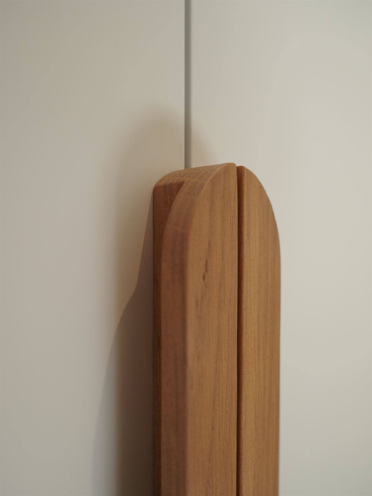 Mueble de madera a medida con frente curvo