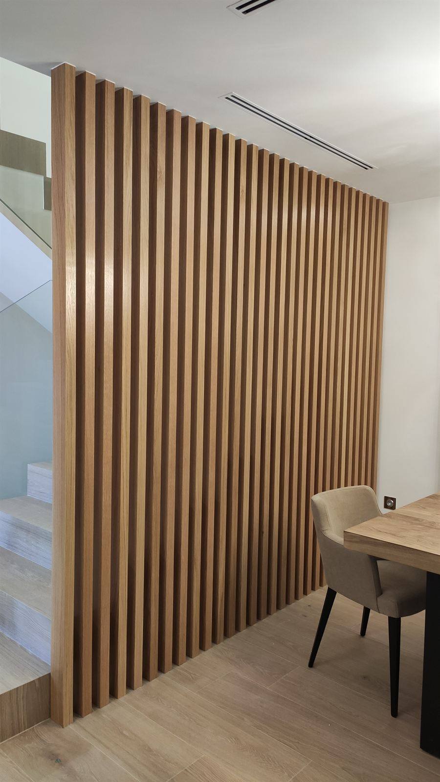 Separador de ambientes con listones de madera