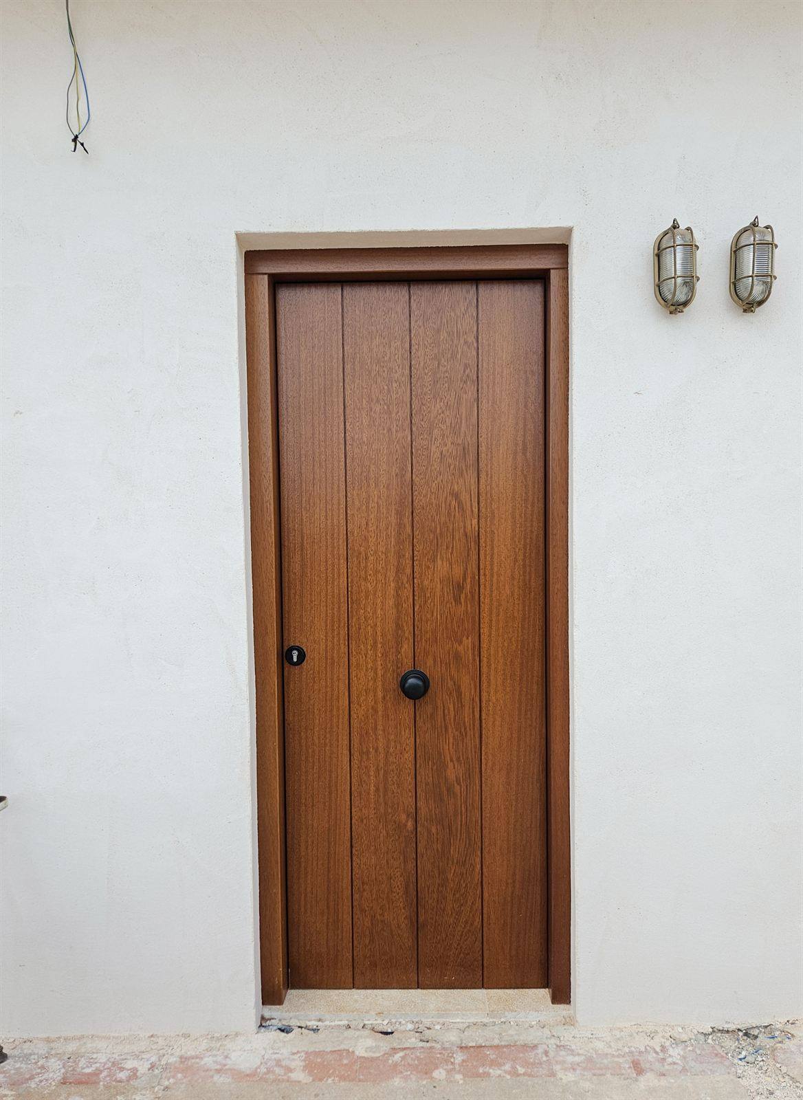 Puerta de madera a medida con marco a juego