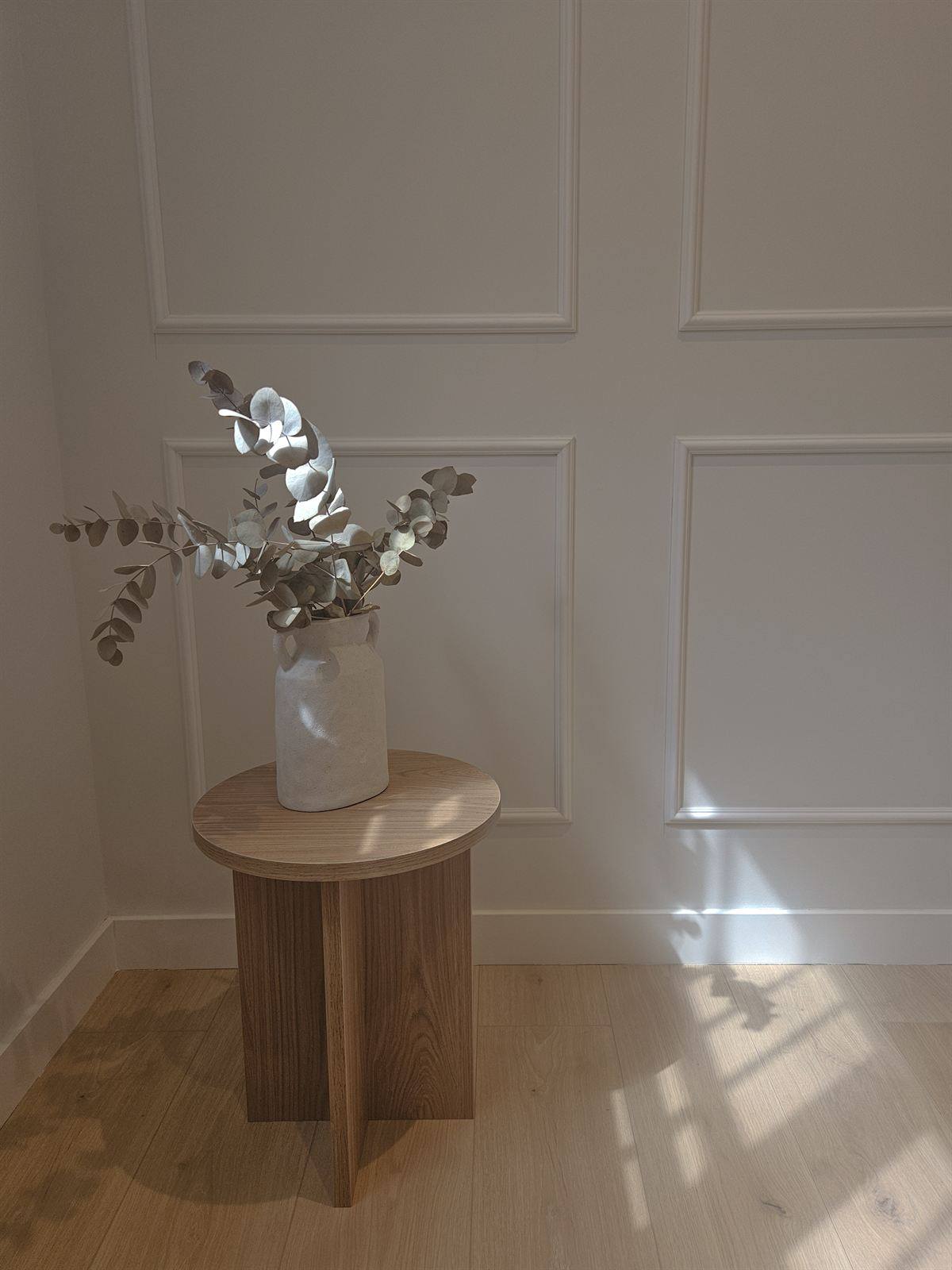 Recibidor con mueble auxiliar de madera a medida