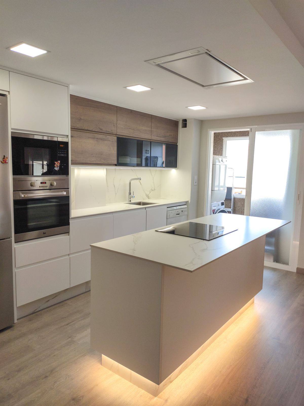 Cocina de madera a medida con isla