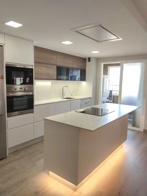 Cocina de madera a medida con isla
