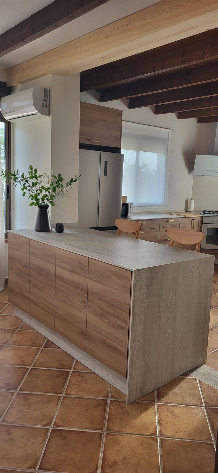 Cocina con isla de madera a medida