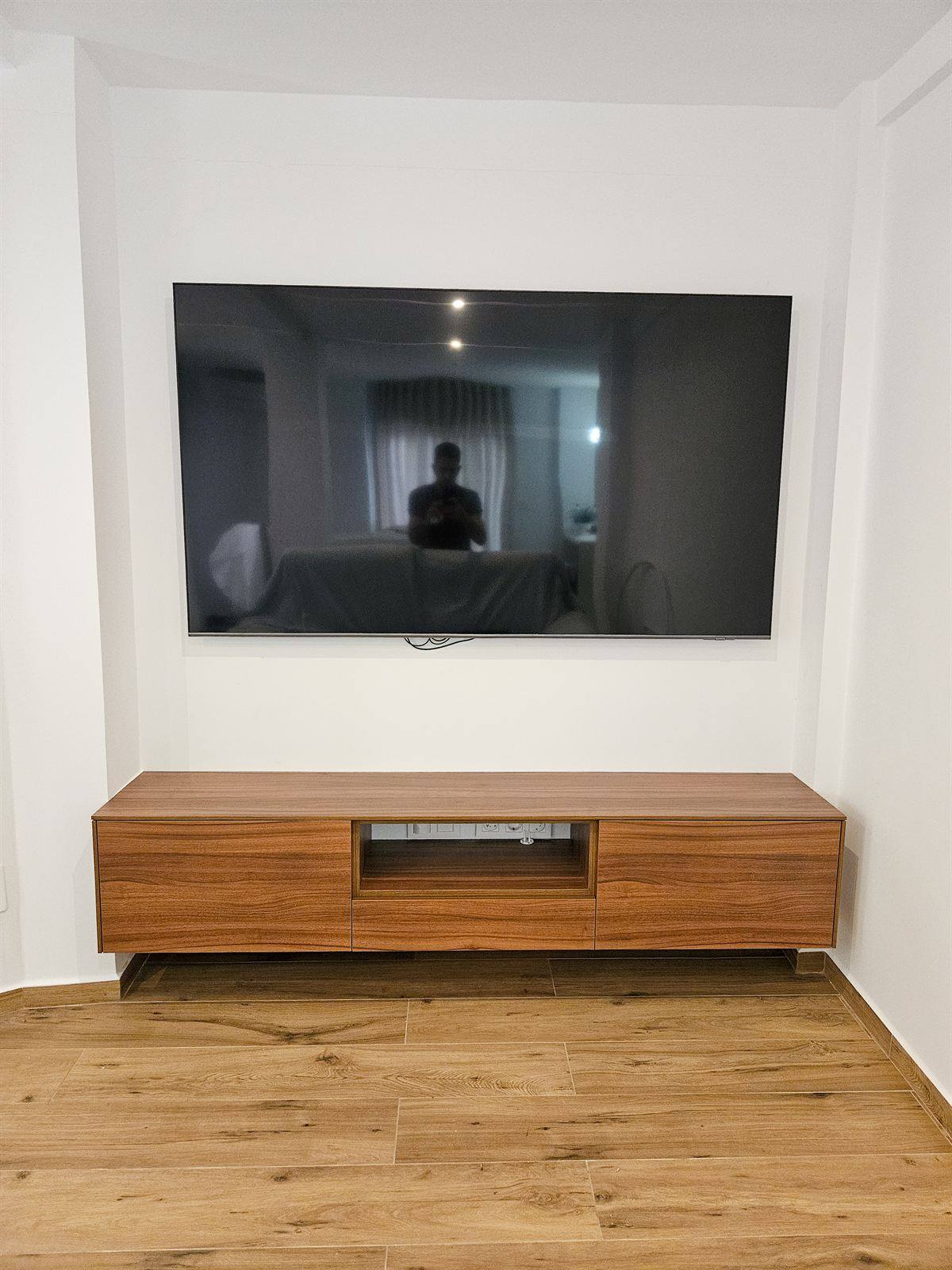 Mueble de salón a medida con módulo de TV y estantería